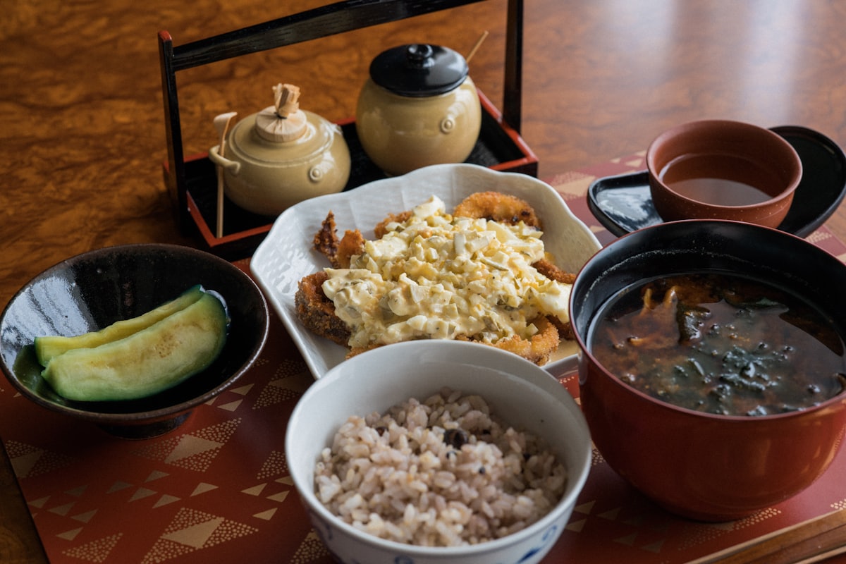 自炊の慎ましい食卓の俯瞰。年収380万でも一人なら十分に暮らせる日常のイメージ