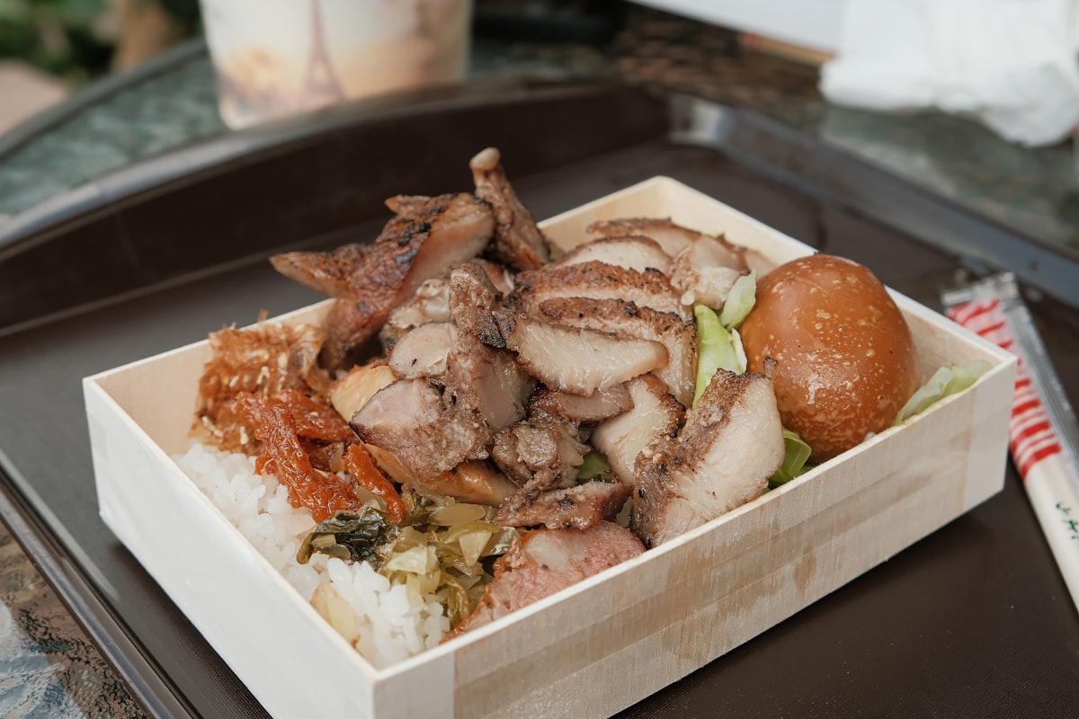 宿直に持参する手作りの弁当の俯瞰。慎ましく暮らせばビルメンの給料で生活は回るイメージ